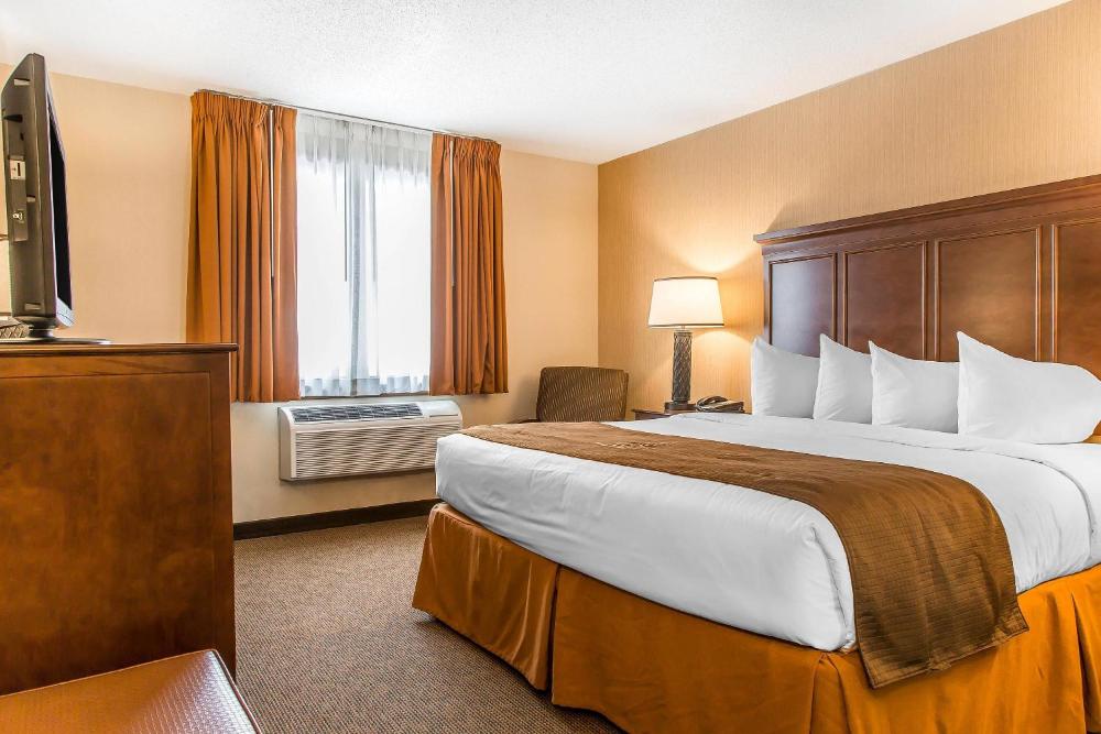 Standard Room with King Bed interior